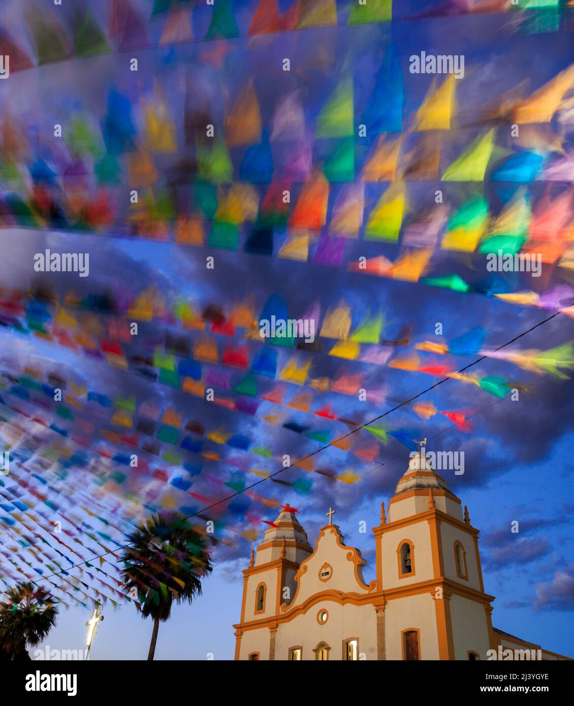 decorazione con bandiere colorate intorno alla chiesa durante la festa di são joão in brasile Foto Stock