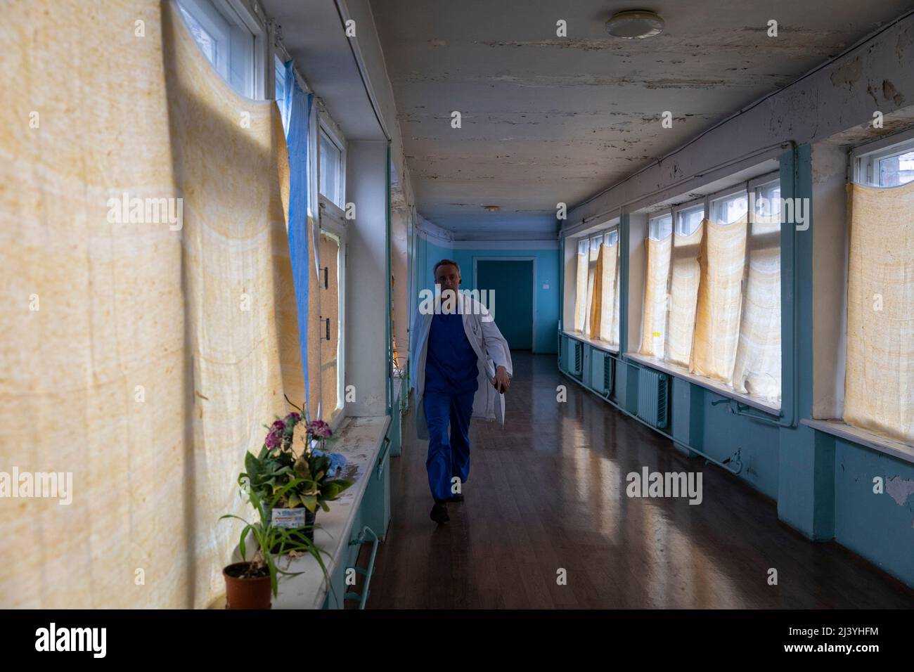 Kiev, Ucraina. 30th Mar 2022. Un medico ucraino cammina attraverso un corridoio di un ospedale clinico a Kiev con i lati del corridoio coperti da coperte per impedire che il grametto di vetro esploda e sgranatura. Mentre la guerra continua a imperversare, numerosi civili ucraini sono stati feriti e uccisi sotto il fuoco incrociato e l'offensiva russa, e gli ospedali di Kyiv sono ora riforniti di sopravvissuti sottoposti a cure mediche. Secondo le Nazioni Unite, fino al marzo 23, oltre 977 civili sono stati uccisi e 1.594 feriti. Credit: SOPA Images Limited/Alamy Live News Foto Stock