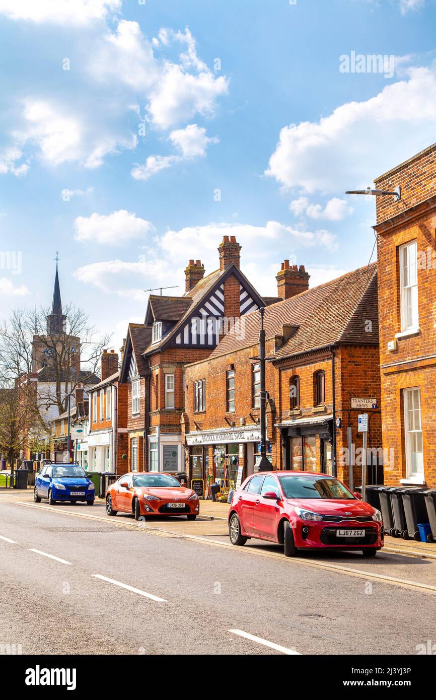 Ristoranti e negozi lungo Whitehorse Street nella storica città di mercato Baldock, Hertfordshire, Regno Unito Foto Stock
