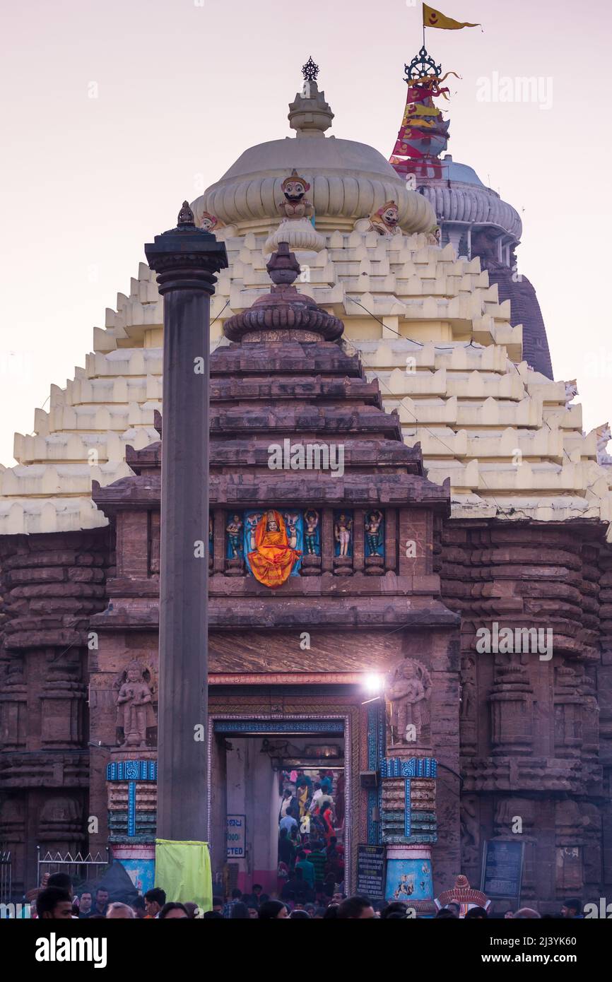 Devoti all'ingresso della cupola principale del tempio di Jagannath Tempio, dedicato a Jagannath o Lord Vishnu nella città costiera di Puri, Odisha, India. Foto Stock