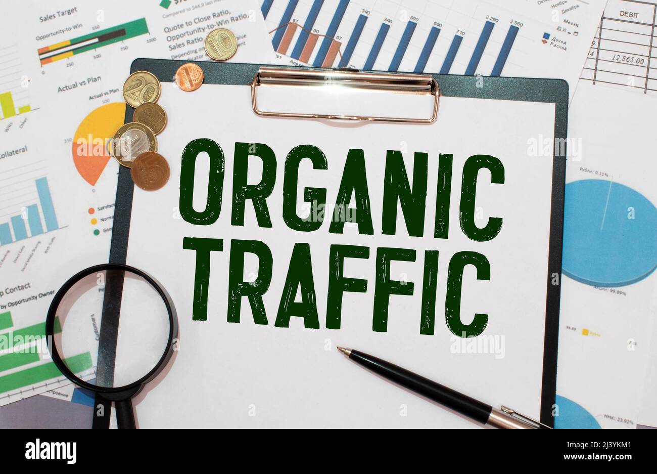 Traffico SEO organico - testo su un notebook con una molla e una maniglia grigia Foto Stock