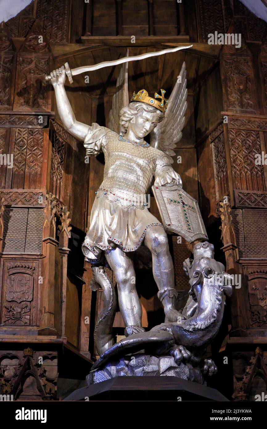 Statua della statua di San Michele che uccide il drago alla Chiesa di San Pietro a Mont-Saint-Michel (Monte di San Michele) in Normandia, Francia Foto Stock