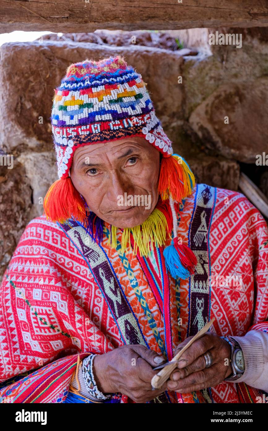 Ritratto di fotografia di strada, uomo indigeno quechua con poncho tradizionale in tessuto andino al mercato domenicale di Pisac, Valle Sacra, Perù Foto Stock
