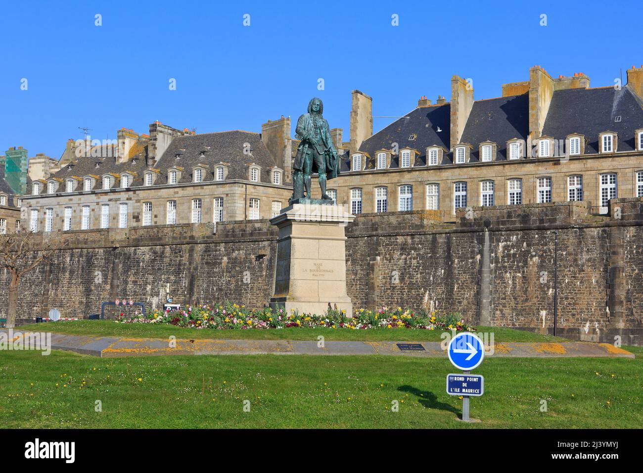 Monumento all'ufficiale navale francese e amministratore coloniale Bertrand-Francois Mahé, comte de la Bourdonnais (1699-1753) a Saint-Malo, Francia Foto Stock