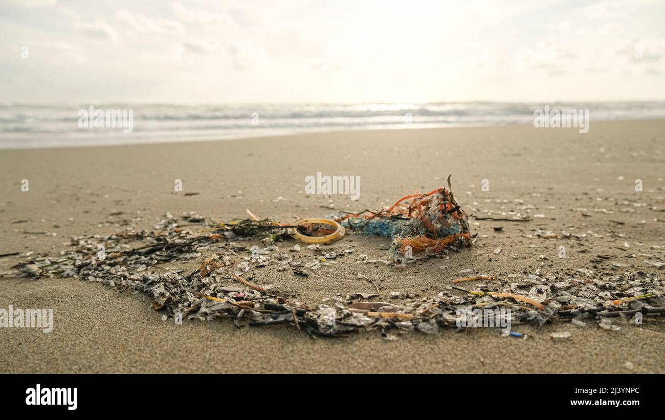 Micro plastica detriti inquinamento sul mare sporco costa ecosistema,danni ambientali rifiuti Foto Stock