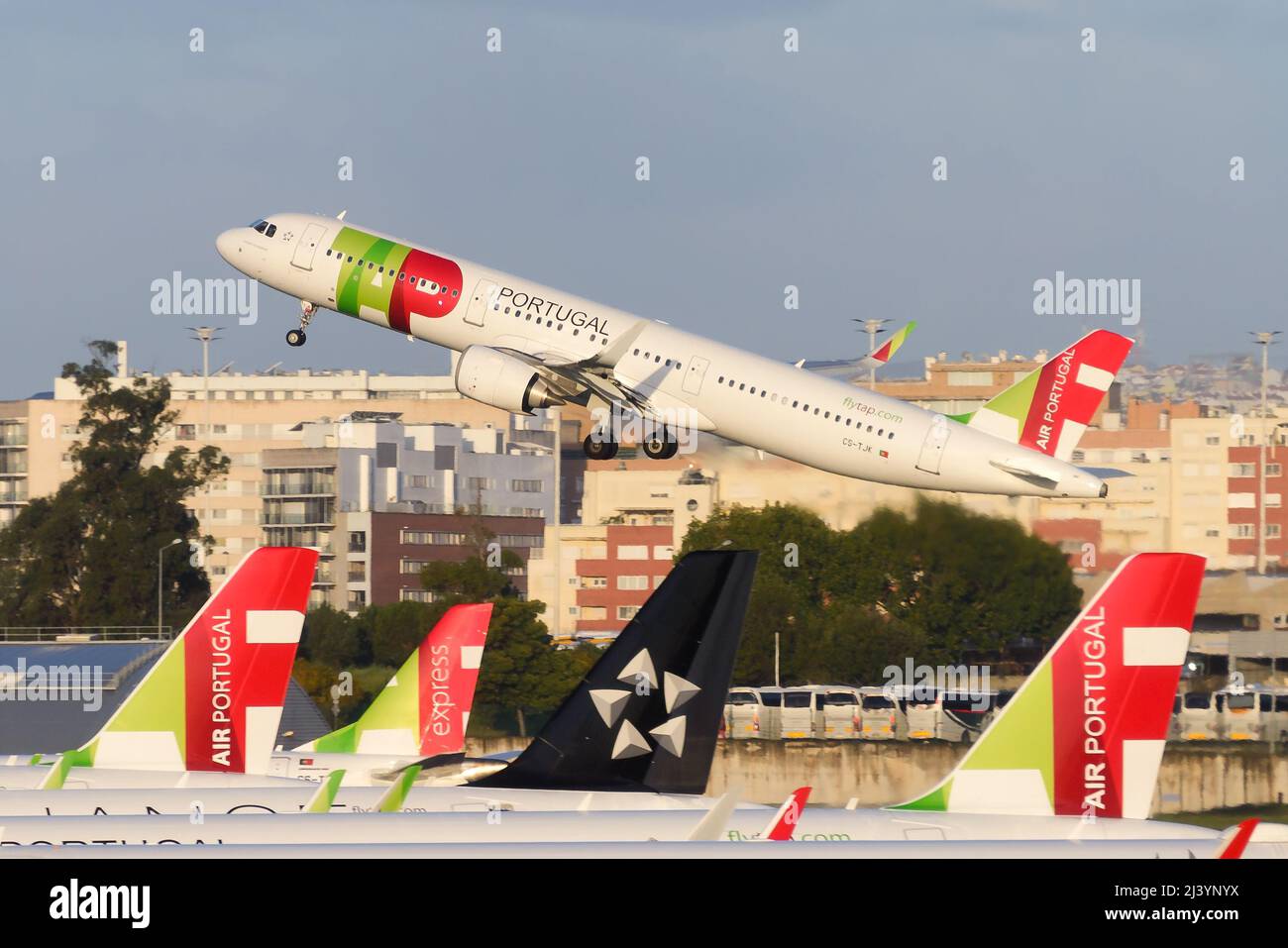 AIR Portugal Airbus A321 CON partenza dall'aeroporto di Lisbona. Compagnia aerea portoghese con hub all'aeroporto di Portela. TOCCARE le code di aicraft della compagnia aerea portoghese. Foto Stock