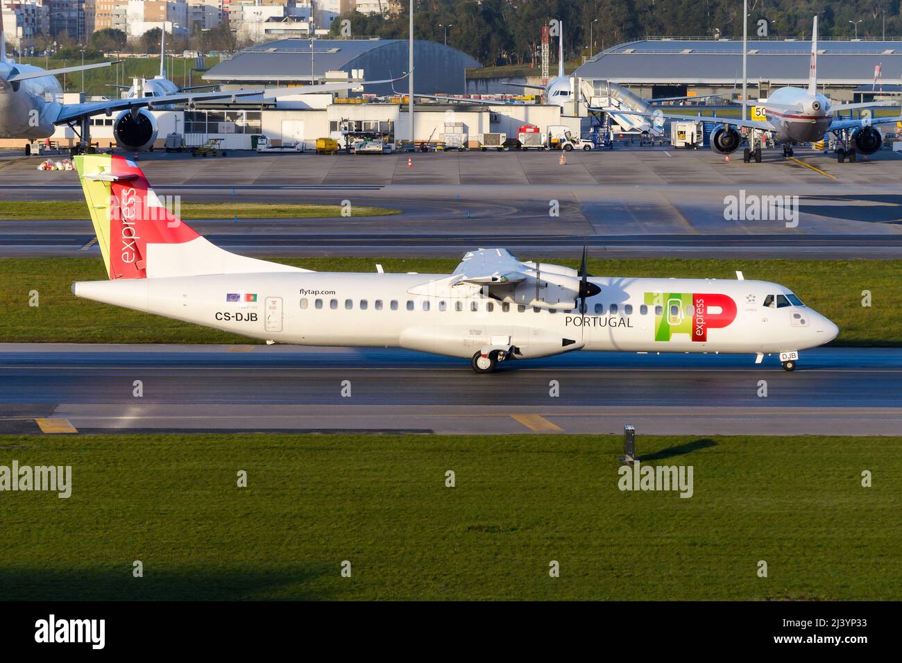 TAP Express ATR 72 all'aeroporto di Lisbona. TAP Air Portugal Express aereo ATR 72-600 turboprop. Foto Stock