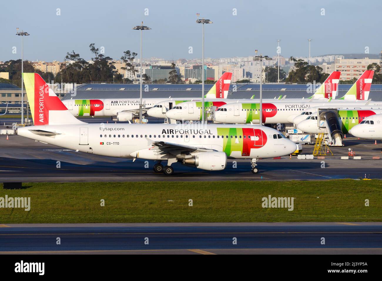 AIR Portugal Airbus A319 ALL'aeroporto di Lisbona, il suo hub in Portogallo. Compagnia aerea portoghese con base all'aeroporto Humberto Delgado. TOCCARE aereo airbus Portogallo. Foto Stock