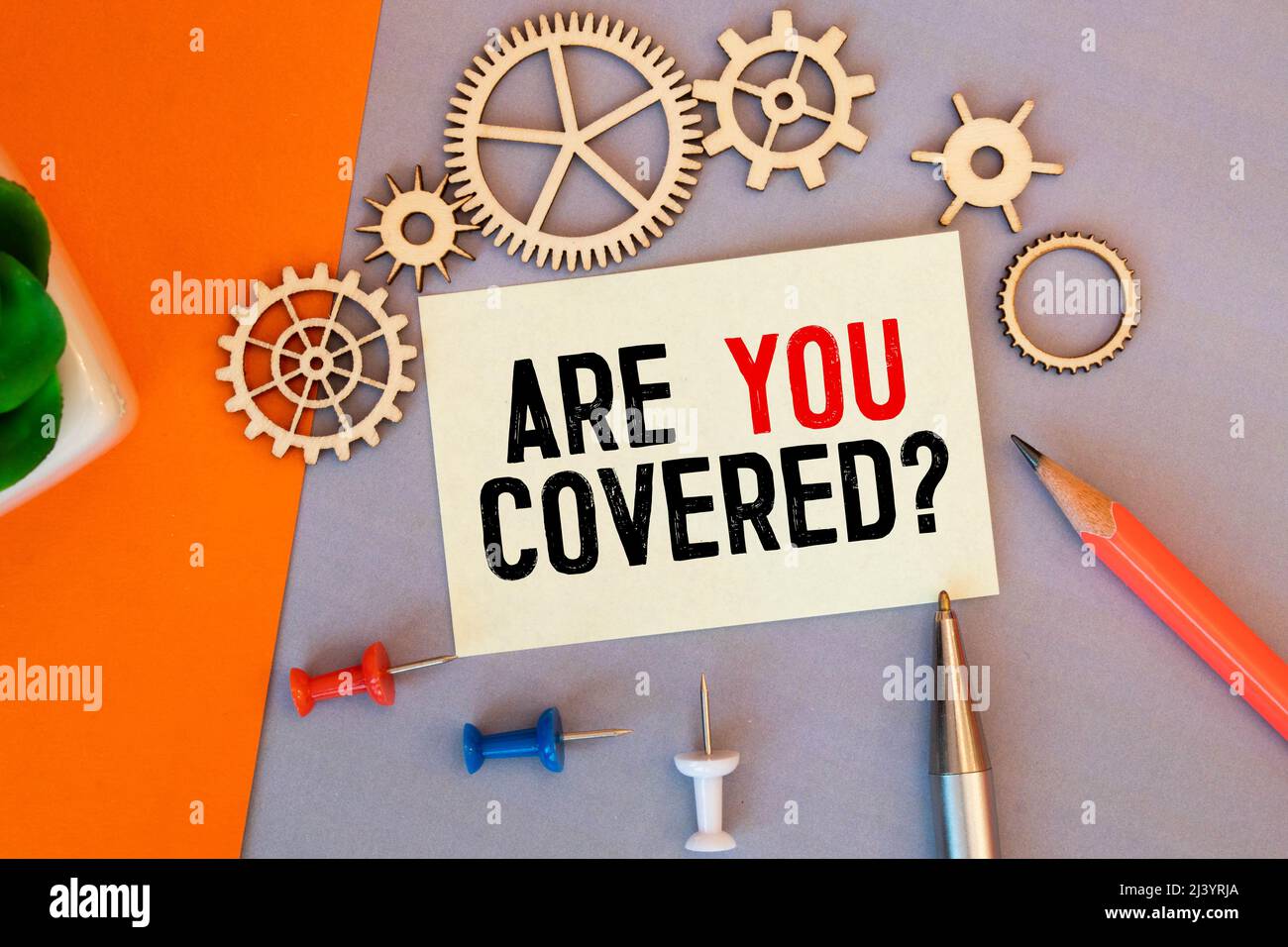 Segno di testo che mostra la domanda trattata. Foto concettuale che chiede di mostrare se hanno avuto un'assicurazione sul lavoro o la vita Flat sopra il telefono cellulare del computer Foto Stock