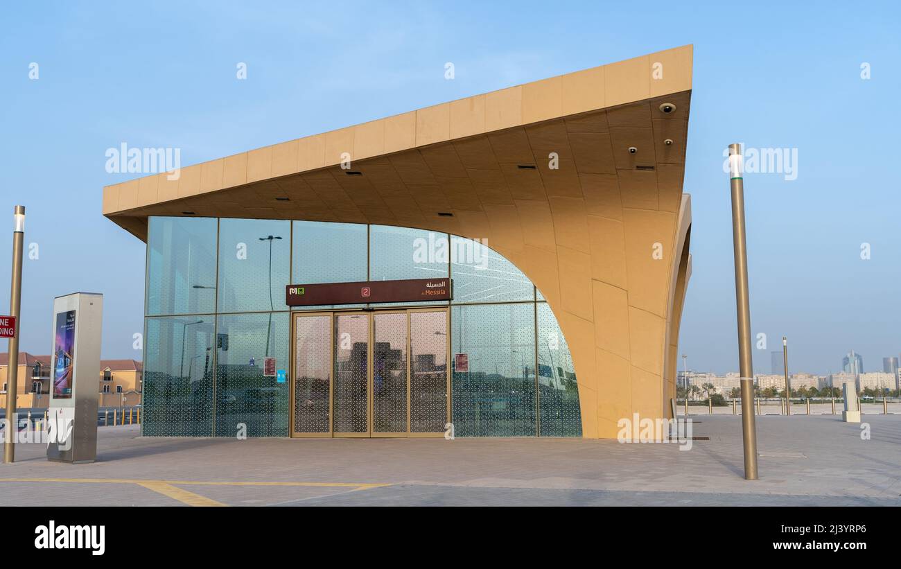 Doha, Qatar- Marzo 03,2022: L'esterno di una delle stazioni della metropolitana nella città di doha Foto Stock