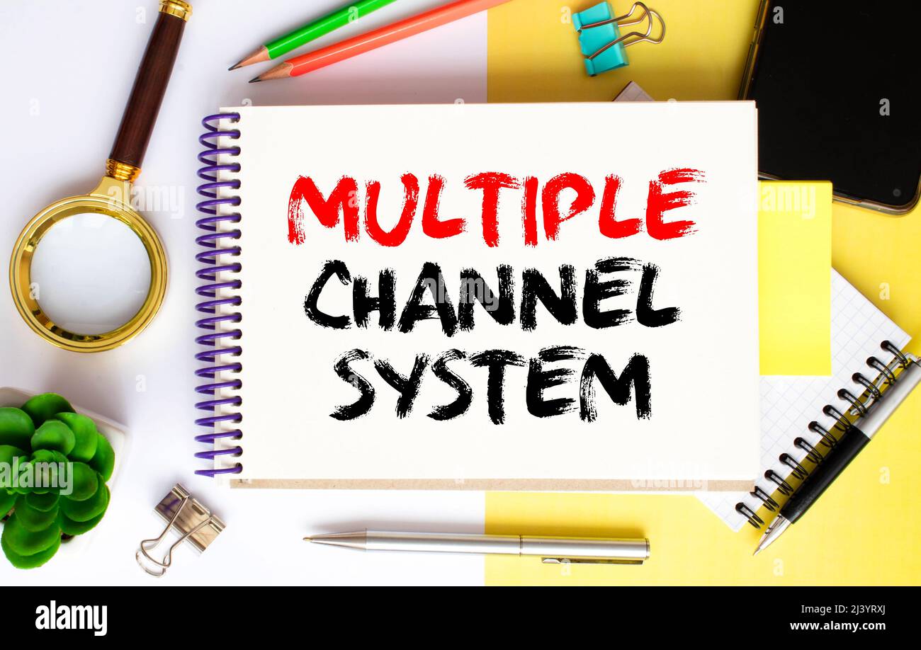 Texte sur Multiple Channel System on White business noteboock, concept. Foto Stock