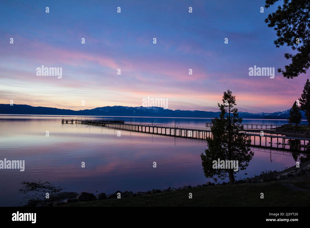 Vista a sud-est sul lago Tahoe, California al mattino. Foto Stock