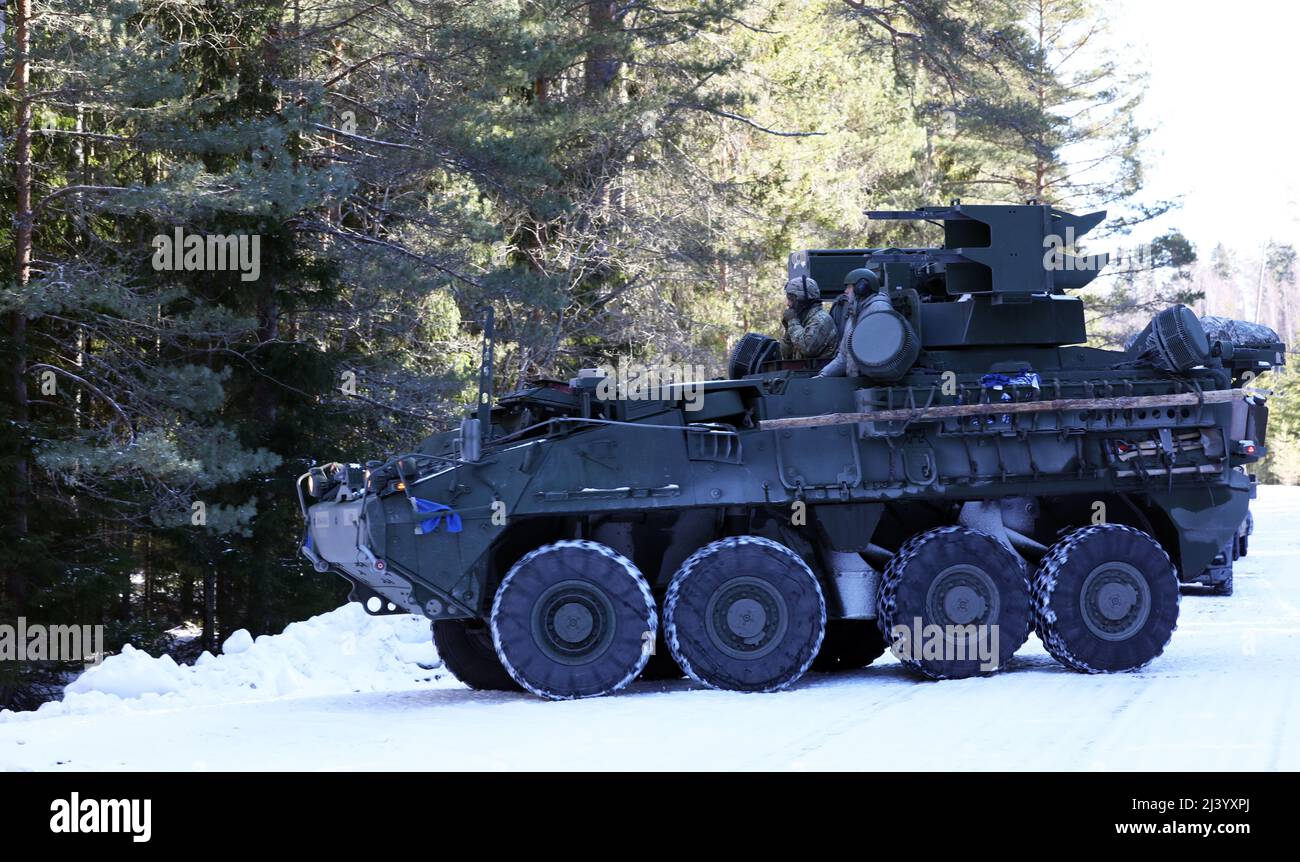 I soldati con il Battaglione del 5th, il reggimento dell'artiglieria della difesa aerea del 4th, l'aria dell'esercito del 10th e il comando di difesa missilistica manovrano il loro Stryker lungo una strada nevosa, in preparazione ad un esercizio di addestramento, 9 marzo 2022, vicino a Rutja, Estonia. L'ADAR 5/4 partecipa all'esercizio multinazionale, Saber Strike 22, che si svolge lungo i paesi baltici e confinanti con i paesi europei alleati. (STATI UNITI Guardia Nazionale dell'esercito foto di Sgt. Ryan, S. Gay) Foto Stock