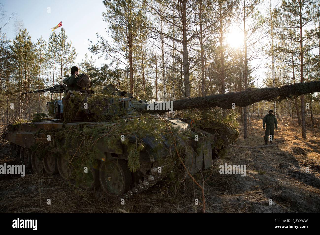 Soldati polacchi privato Khristof Bauer e il caporale Tomas Ossowski preparano il loro carro armato per il North American Treaty Organization Exercise Saber Strike, 5 marzo 2022 ad Adazi, Lettonia. Il serbatoio è un PT-91 Twardy, e comprende un'armatura reattiva, un caricatore automatico di cannoni con un'arma antiaerea da 27 millimetrici. Foto Stock