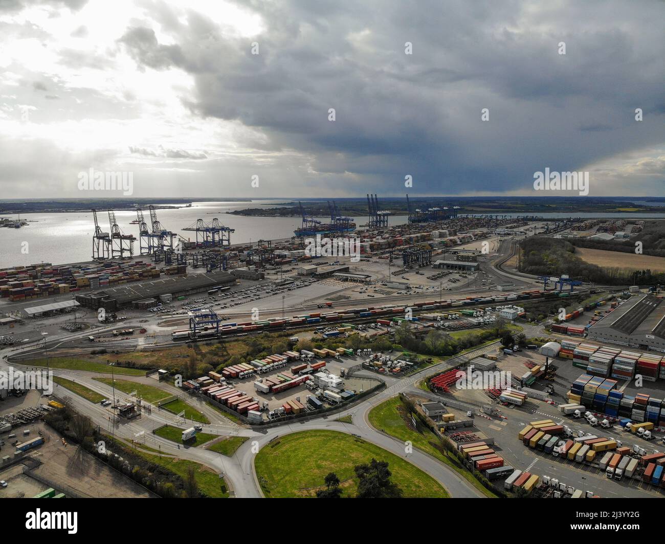 Felixstowe, Suffolk, Regno Unito. 9th Apr 2022. (NOTA DEL REDATTORE: Immagine presa con un drone). Il porto di Felixstowe che è il più grande e più trafficato porto di container nel Regno Unito. Felixstowe, Suffolk. (Credit Image: © Edward Crawford/SOPA Images via ZUMA Press Wire) Foto Stock