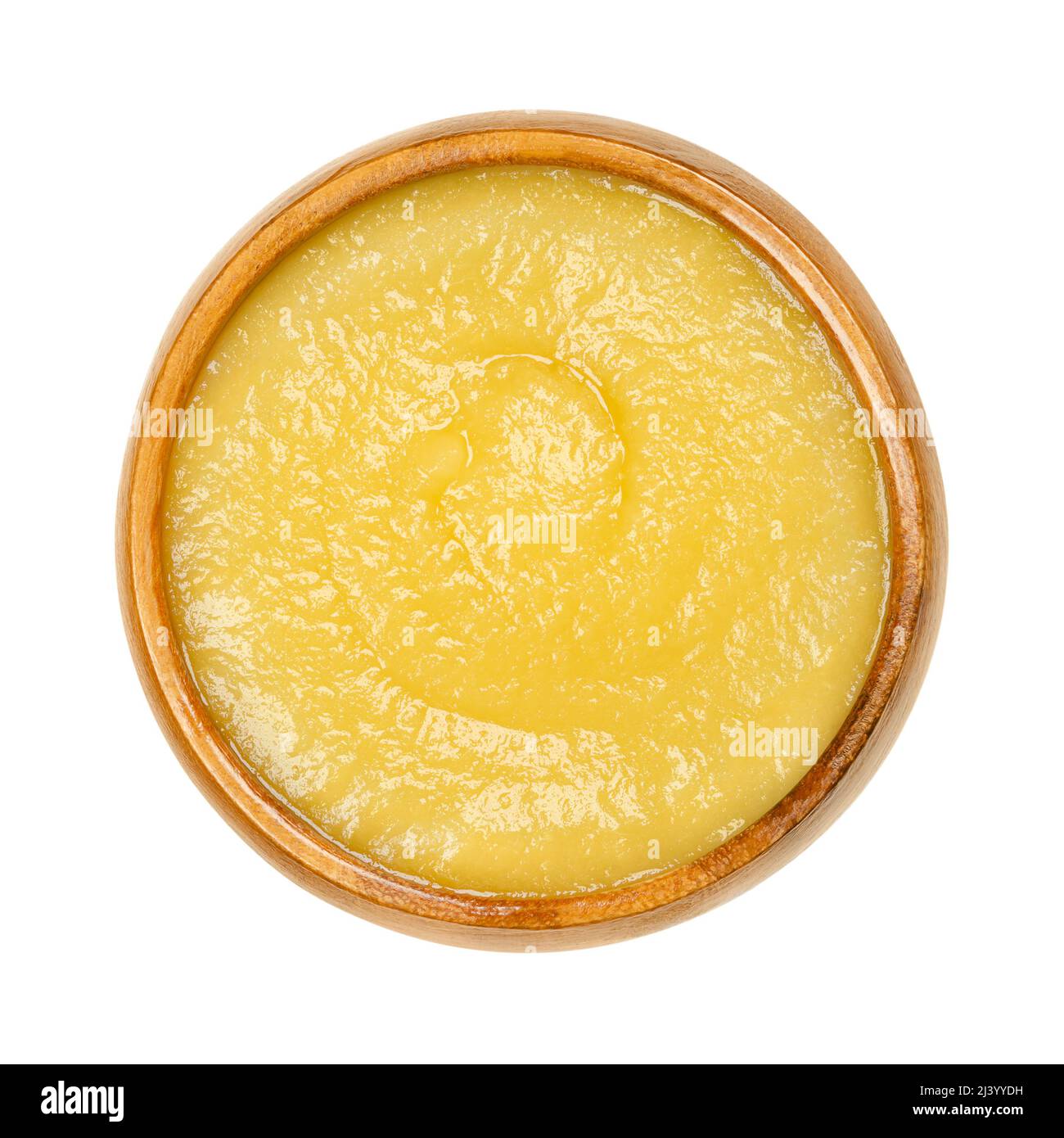 Salsa di mele in una ciotola di legno. Salsa di mele cotte e sbucciate, una salsa gialla. Foto Stock