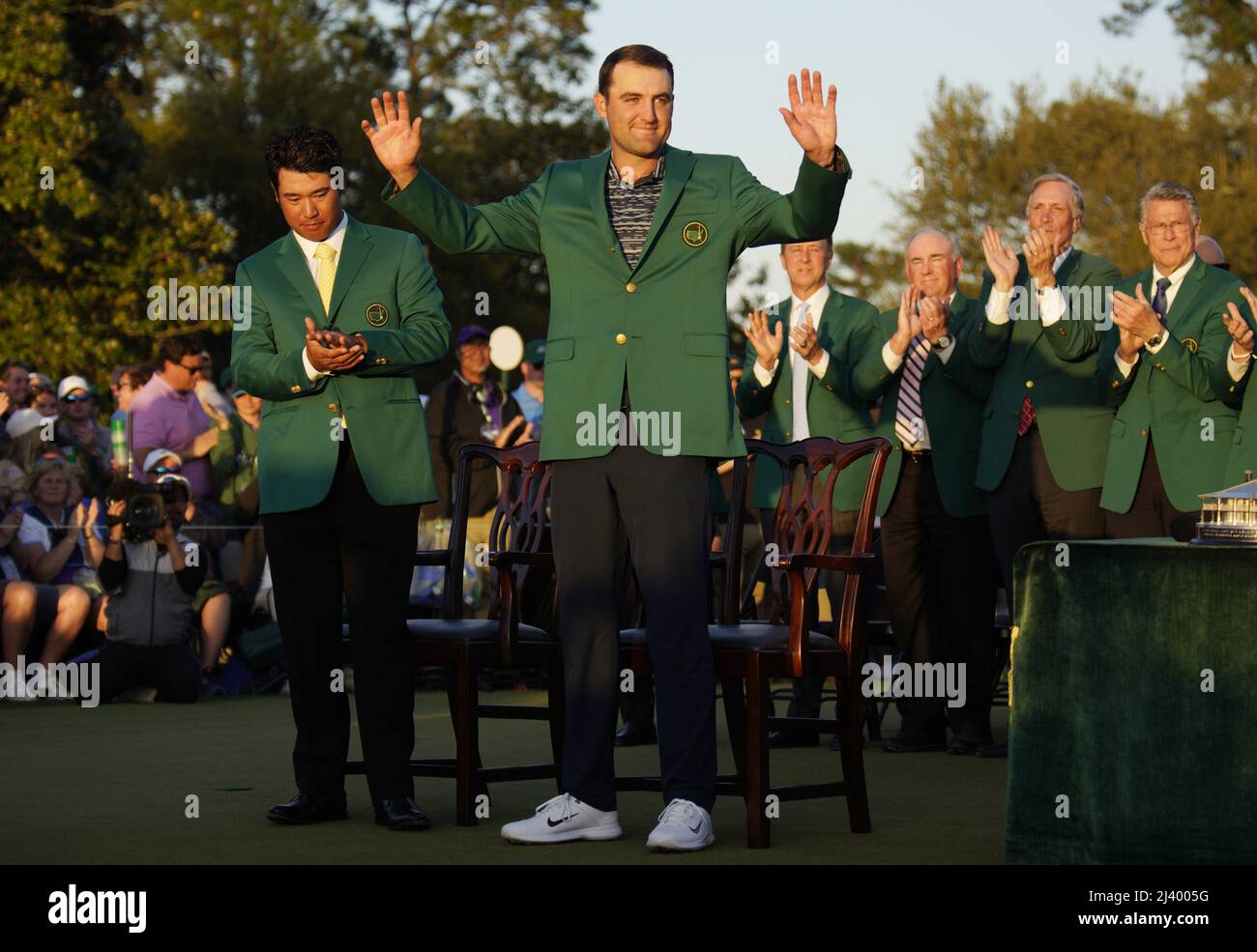 Augusta, Stati Uniti. 10th Apr 2022. Scottie Scheffler, vincitore del  torneo di golf Masters 2022, riconosce gli applausi dopo aver ricevuto la  sua giacca verde dal campione del 2021 Hideki Matsuyama del