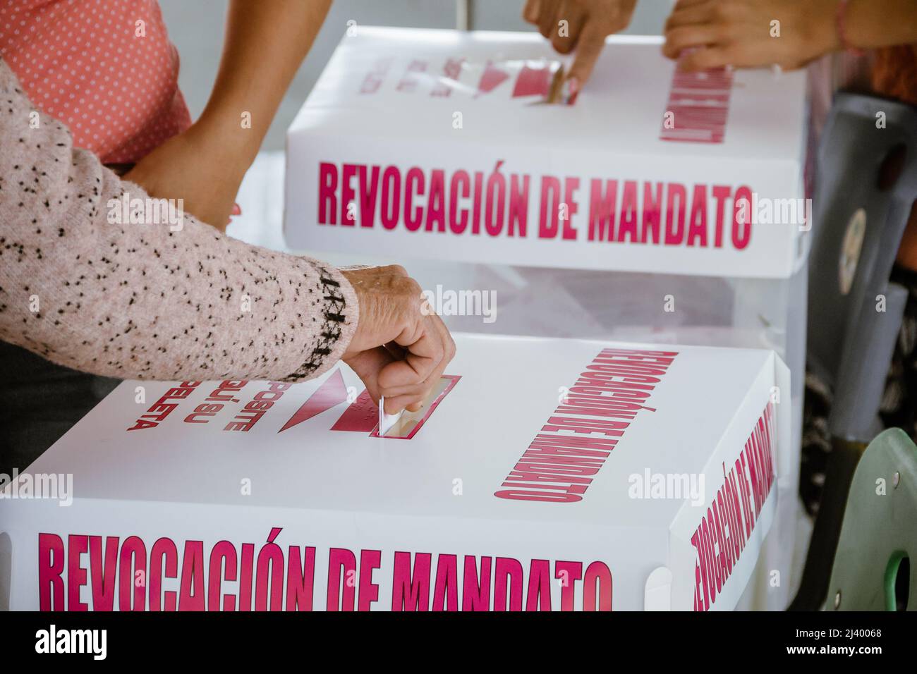 I cittadini vanno ai sondaggi per votare nella consultazione dei cittadini per la rimozione del mandato del presidente del Messico, Andres Manuel Lopez Obrador (A Foto Stock