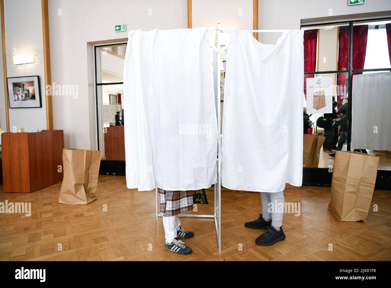 Parigi, Francia. 10th Apr 2022. Gli elettori francesi si dirigono alle urne per votare per il primo turno delle elezioni presidenziali, per eleggere il loro nuovo presidente della Repubblica. L'illustrazione raffigura le persone che votano nel seggio elettorale di Parigi, Francia, il 10 aprile 2022. Foto di Victor Joly/ABACAPRESS.COM Credit: Victor Joly/Alamy Live News Foto Stock