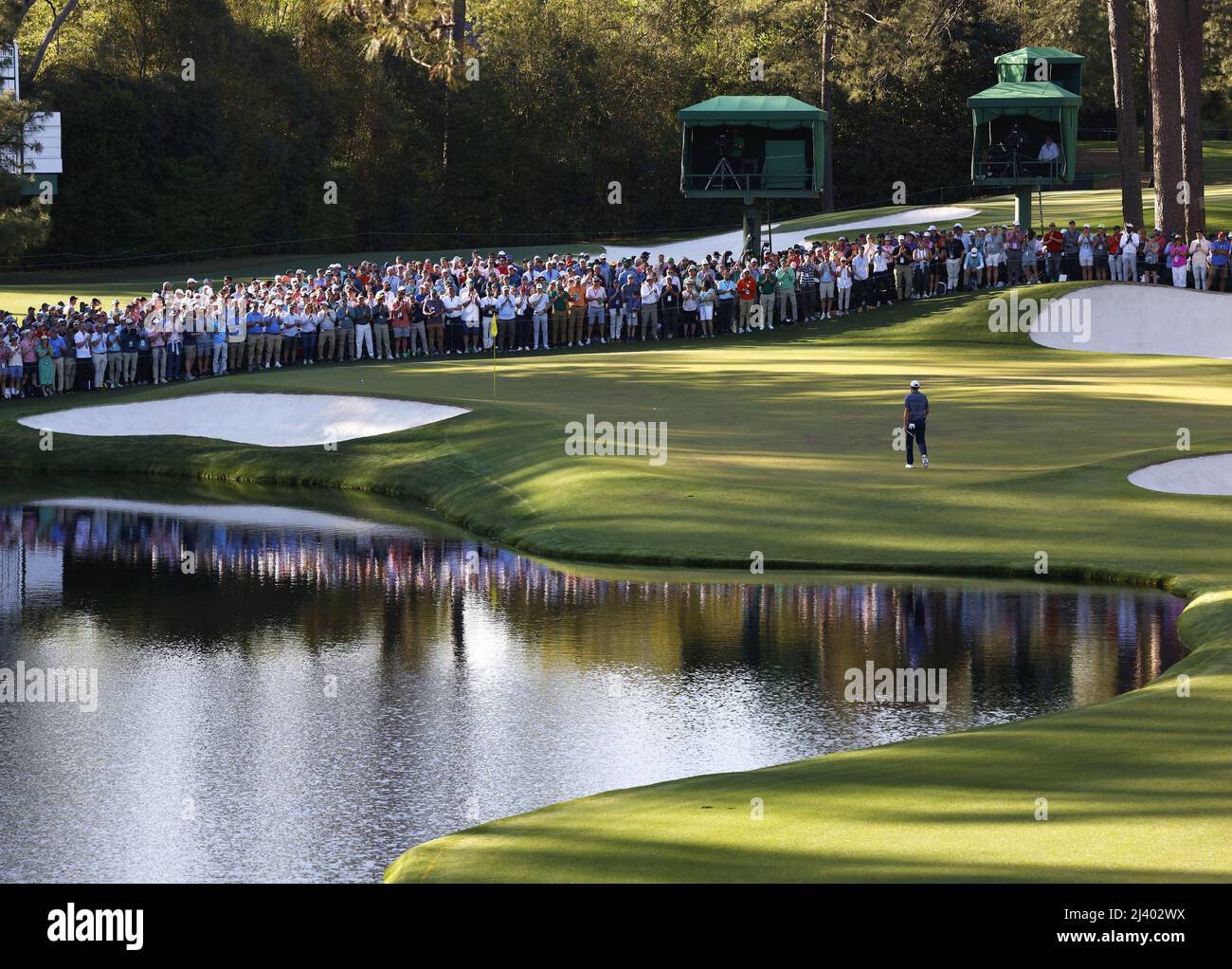 Augusta, Stati Uniti. 10th Apr 2022. Scottie Scheffler cammina verso il  verde 16th prima di vincere il torneo di golf Master 2022 all'Augusta  National Golf Club di Augusta, Georgia, domenica 10 aprile