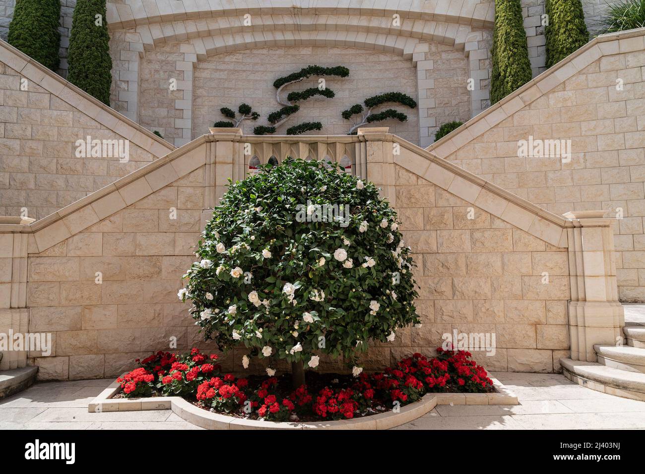 Haifa, Israele. 10th Apr 2022. Vista dei giardini del Santuario del Bab - il sito patrimonio mondiale dell'UNESCO dove sono sepolti i resti del Bab, fondatore della fede BahaÃŠÂ¼i. Il Santuario è arricchito da 19 terrazze giardino che si estendono per un chilometro dalla base del Monte Carmelo fino alla sua cima. (Credit Image: © Lev Radin/Pacific Press via ZUMA Press Wire) Foto Stock