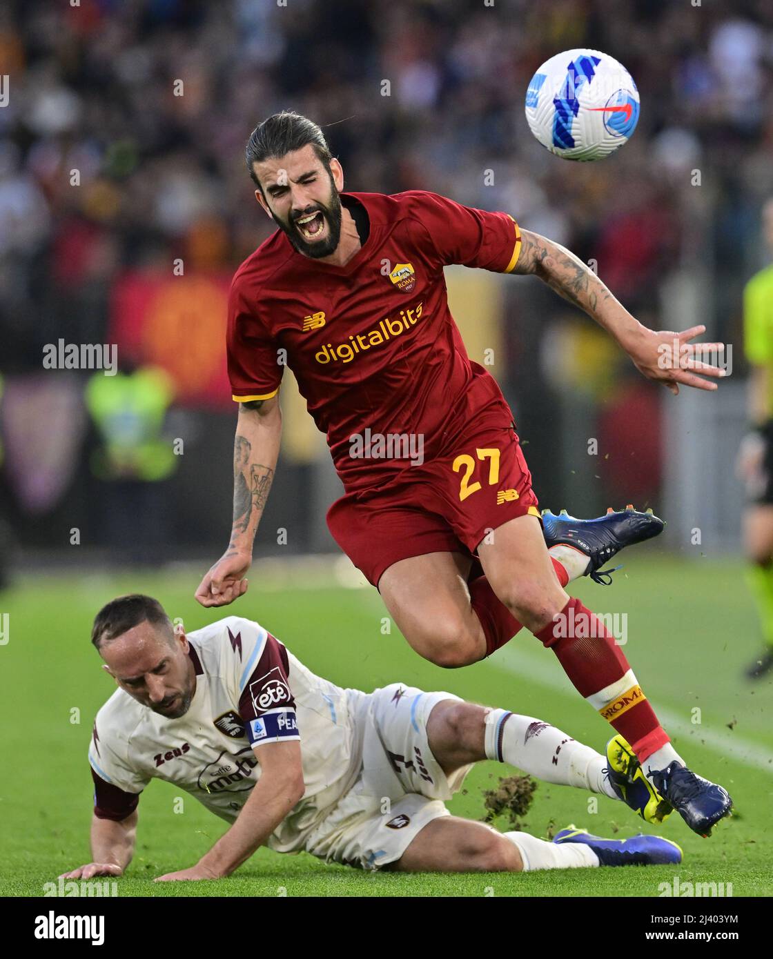 Roma, Italia. 10th Apr 2022. Sergio Oliveira (R) di Roma vibra con Frank Ribery di Salernitana durante una partita di calcio tra Roma e Salernitana a Roma, Italia, il 10 aprile 2022. Credit: Alberto Lingria/Xinhua/Alamy Live News Foto Stock
