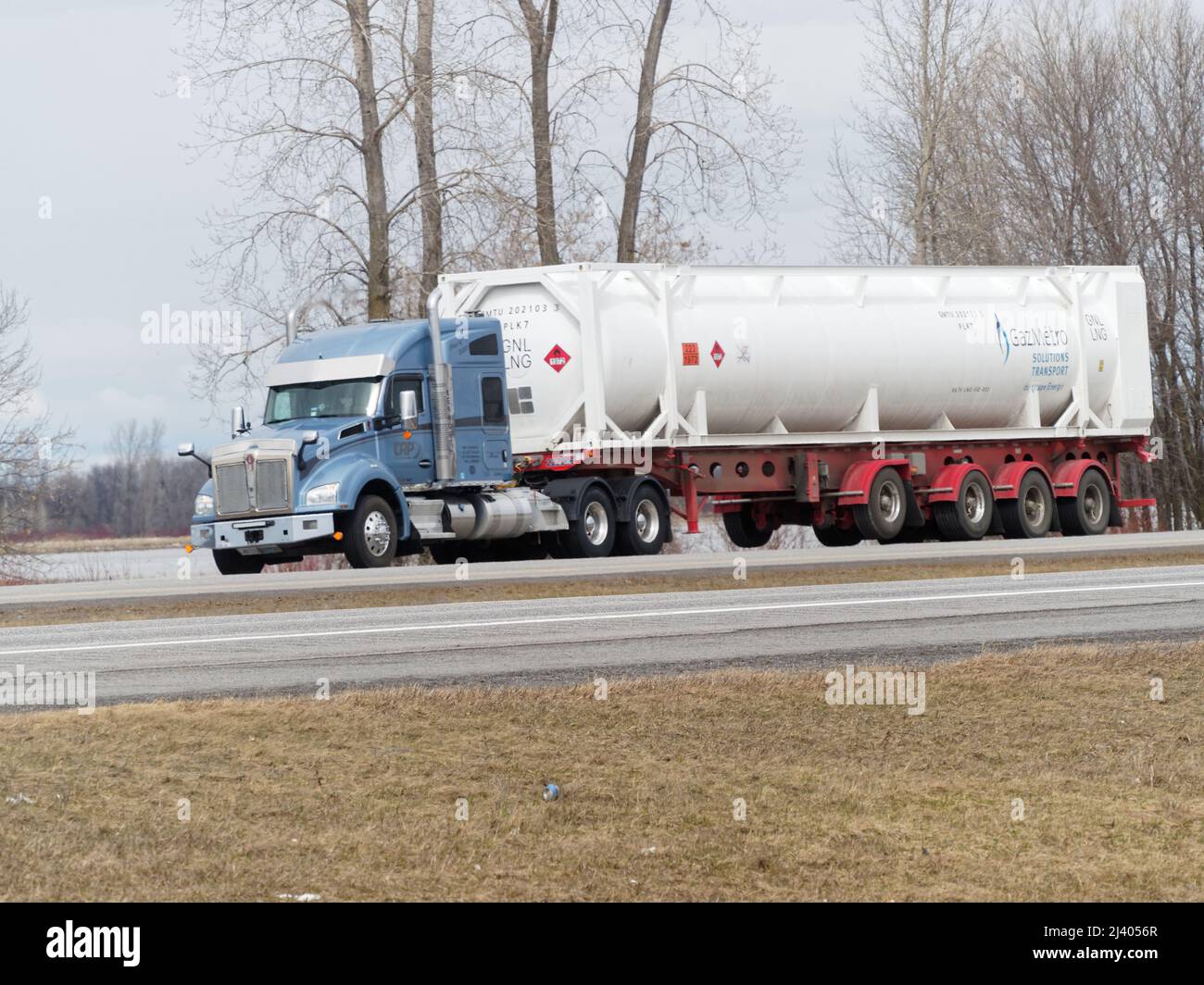 Un semirimorchio che trasporta un prodotto a gas infiammabile su un'autostrada. Quebec, Canada Foto Stock