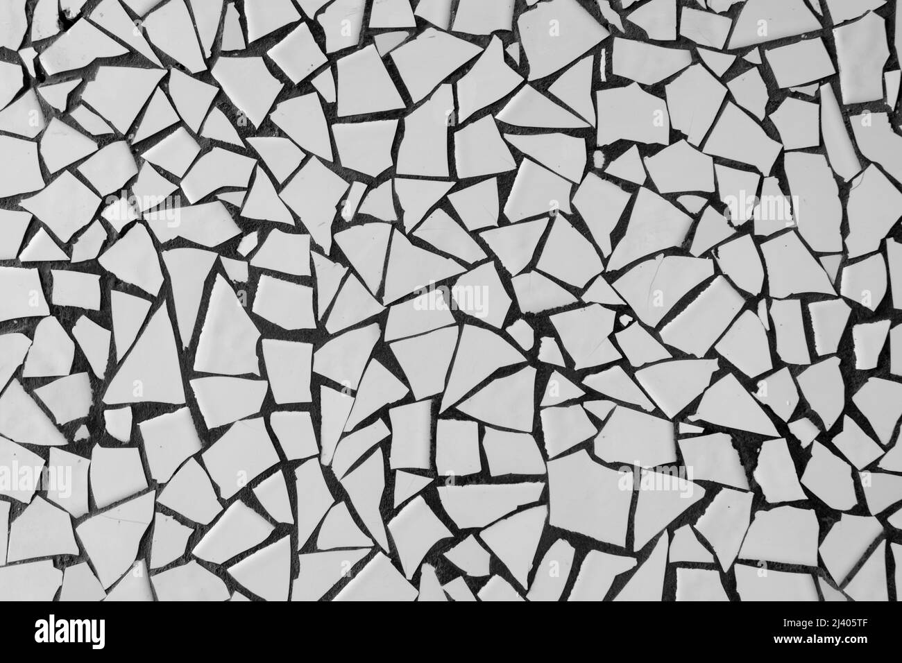 Mosaico di piastrelle in ceramica bianca spezzata. Astratto. Sfondo. Texture. Foto Stock