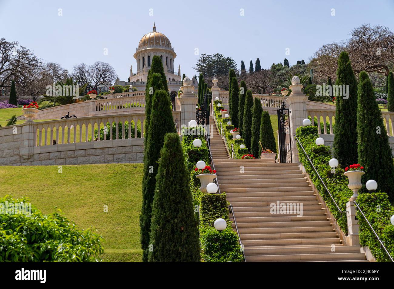 Haifa, Israele. 10th Apr 2022. Vista dei giardini del Santuario del Bab - il sito patrimonio mondiale dell'UNESCO dove sono sepolti i resti del Bab, fondatore della fede BahaÃŠÂ¼i. Il Santuario è arricchito da 19 terrazze giardino che si estendono per un chilometro dalla base del Monte Carmelo fino alla sua cima. (Credit Image: © Lev Radin/Pacific Press via ZUMA Press Wire) Foto Stock