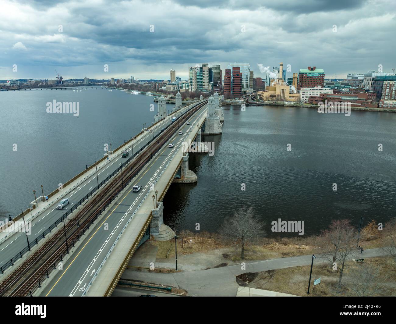 Vista aerea del Longfellow Bridge che collega il centro di Boston e Cambridge Massachusetts con un treno della metropolitana di passaggio Foto Stock