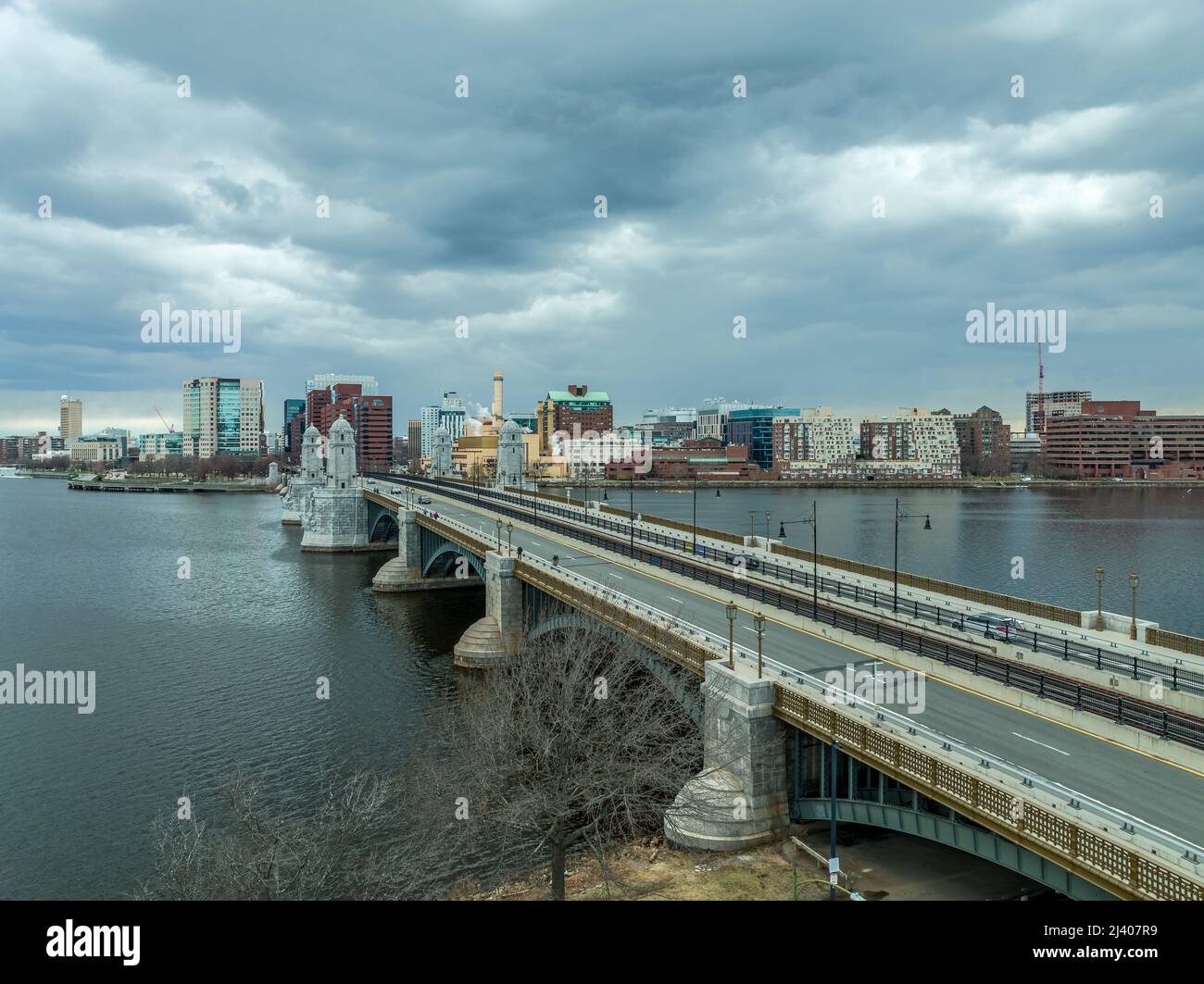 Vista aerea del Longfellow Bridge che collega il centro di Boston e Cambridge Massachusetts con un treno della metropolitana di passaggio Foto Stock