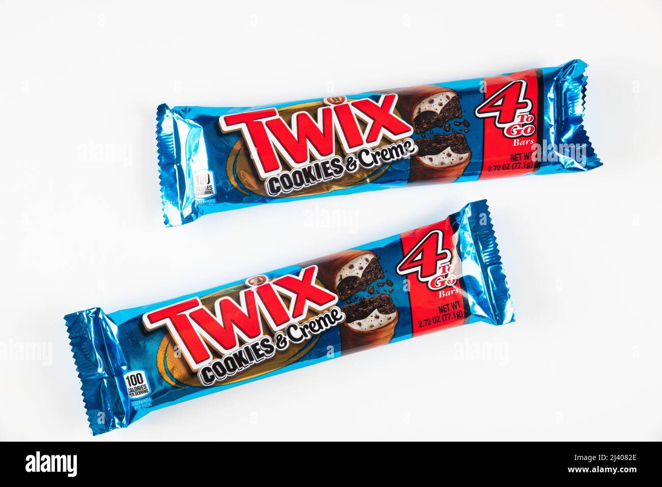 Maggio 4, 2021. New York. Biscotti Twix ricoperti di cioccolato al latte isolato su sfondo bianco. Foto Stock