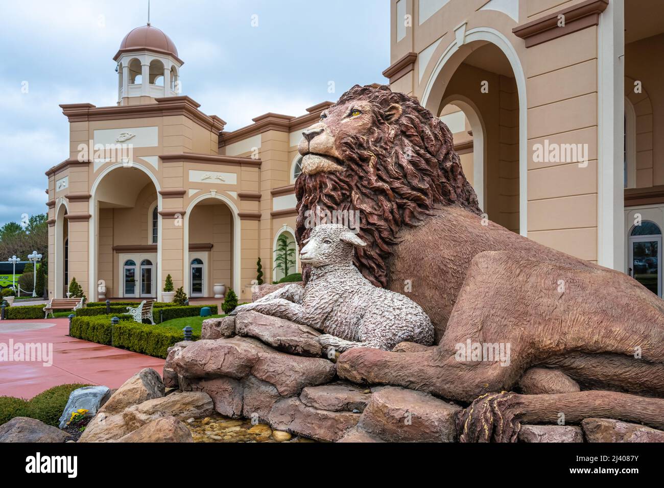 Scultura di leoni e agnello all'ingresso dei teatri Sight & Sound nella contea di Lancaster, Pennsylvania. (USA) Foto Stock