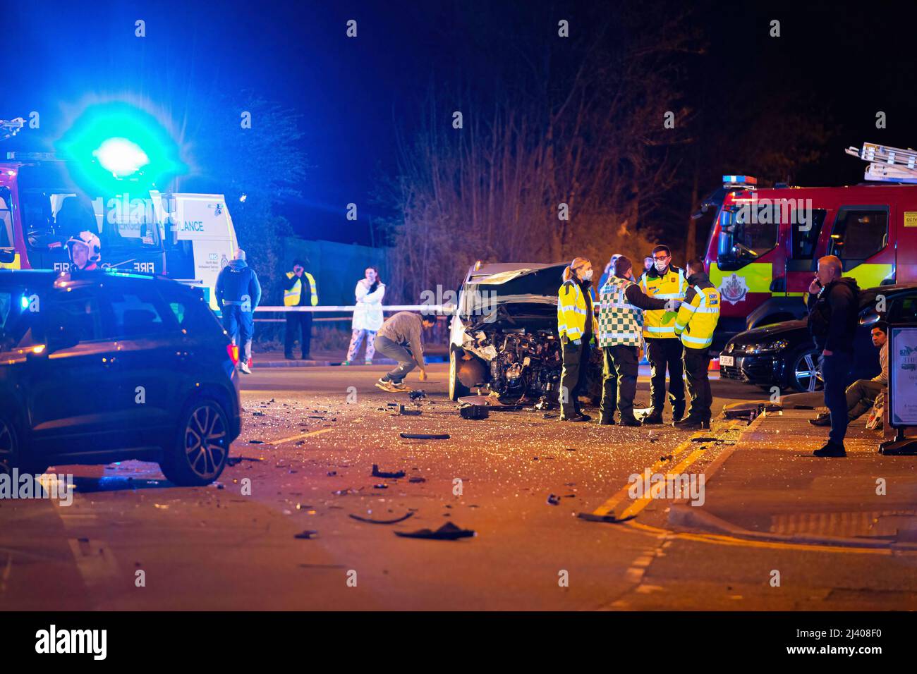 Middleton, Regno Unito. 10th Apr 2022. Gli agenti di polizia hanno visto parlare della situazione di fronte a un taxi schiantato. Un enorme incidente automobilistico del 3 è accaduto intorno alle 11 pm a Middleton. Una presunta auto rubata ha causato l'incidente dopo essere stata in un inseguimento con gli intercettori della polizia. Almeno alcune persone hanno subito lesioni e sono state ricoverate in ospedale. Credit: SOPA Images Limited/Alamy Live News Foto Stock
