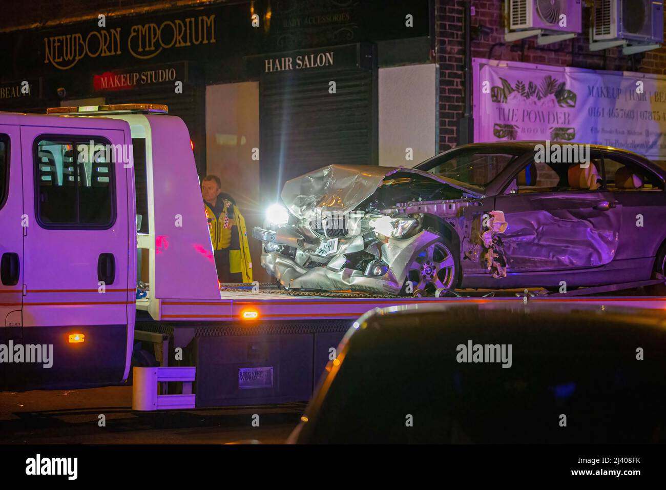 Middleton, Regno Unito. 11th Apr 2022. La parte anteriore del presunto veicolo rubato dopo il ritiro del veicolo di recupero. Un enorme incidente automobilistico del 3 è accaduto intorno alle 11 pm a Middleton. Una presunta auto rubata ha causato l'incidente dopo essere stata in un inseguimento con gli intercettori della polizia. Almeno alcune persone hanno subito lesioni e sono state ricoverate in ospedale. Credit: SOPA Images Limited/Alamy Live News Foto Stock