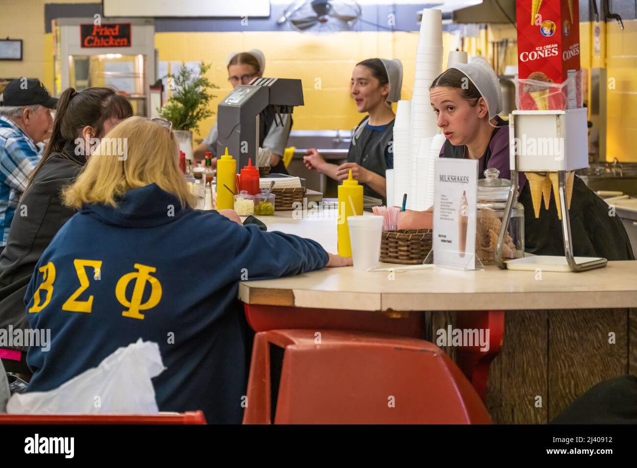 Diners e Amish servers al Dinner Bell Luncheonette situato all'interno del Bird-in-hand Farmers Market nella contea di Lancaster, Pennsylvania. (USA) Foto Stock