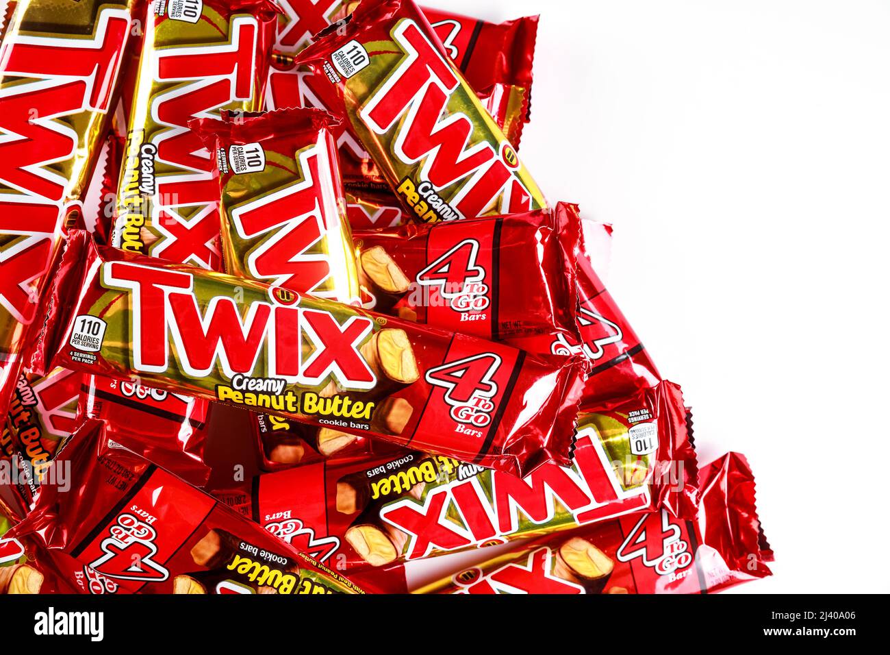 Maggio 4, 2021. New York. Biscotti Twix ricoperti di cioccolato al latte isolato su sfondo bianco. Foto Stock