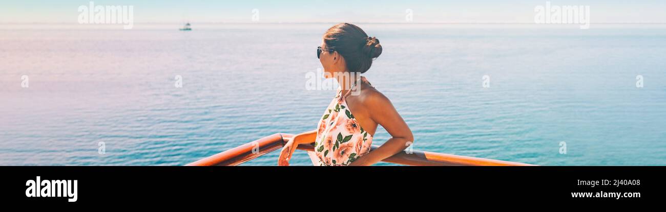 Nave da crociera viaggio vacanza donna guardando l'oceano dal balcone del ponte yacht. Destinazione esotica di lusso tropicale stile di vita estivo Foto Stock