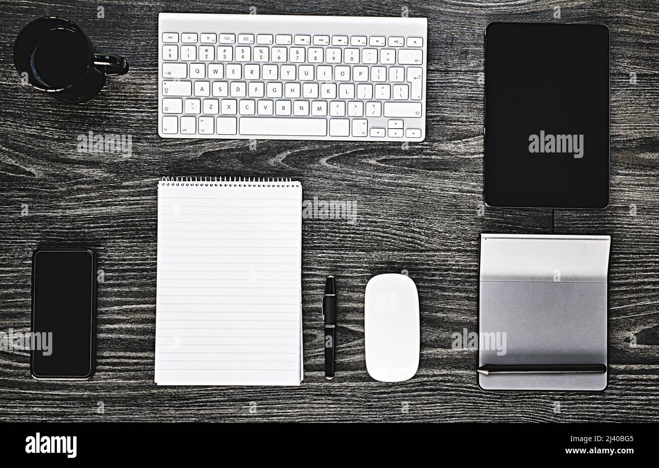 Preparato per la produttività. Scatto ad angolo elevato di una vasta gamma di dispositivi wireless su una scrivania. Foto Stock