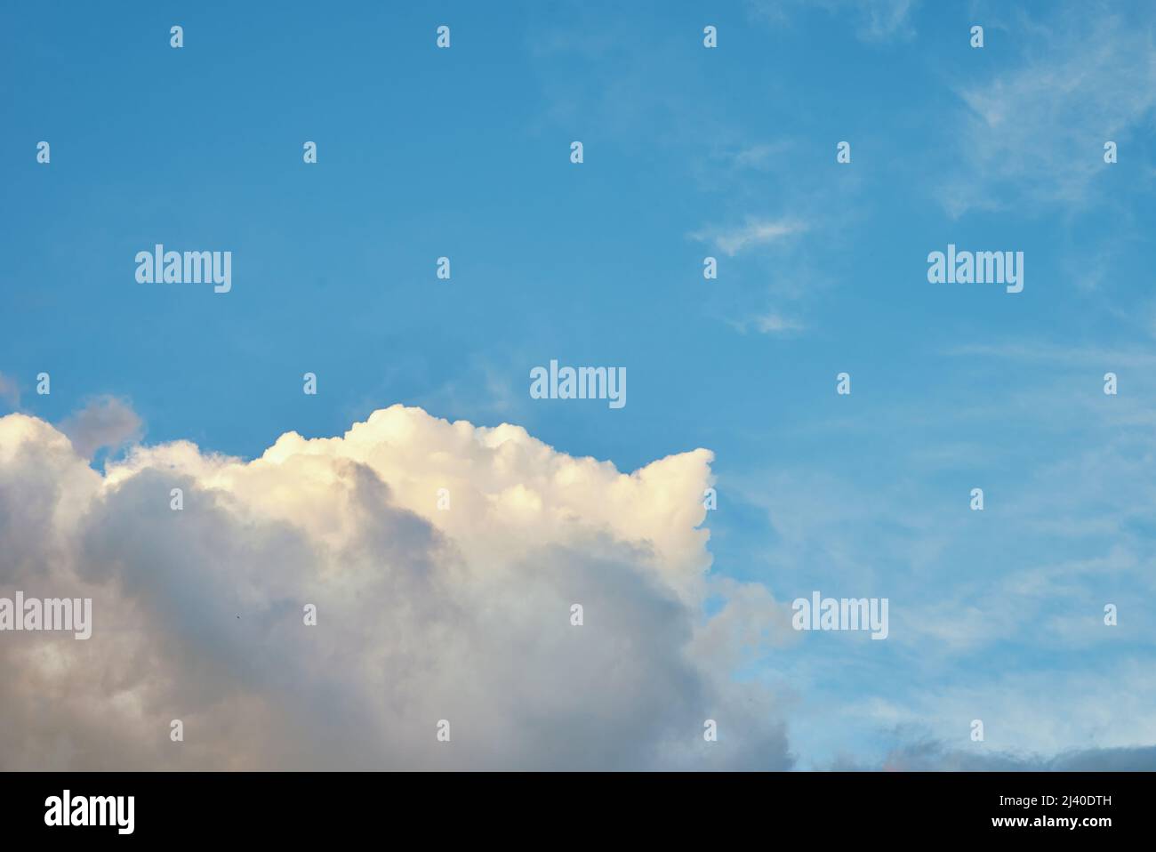 Nuvole bianche di cumulo nel cielo blu, sfondo bello nuvoloso Foto Stock