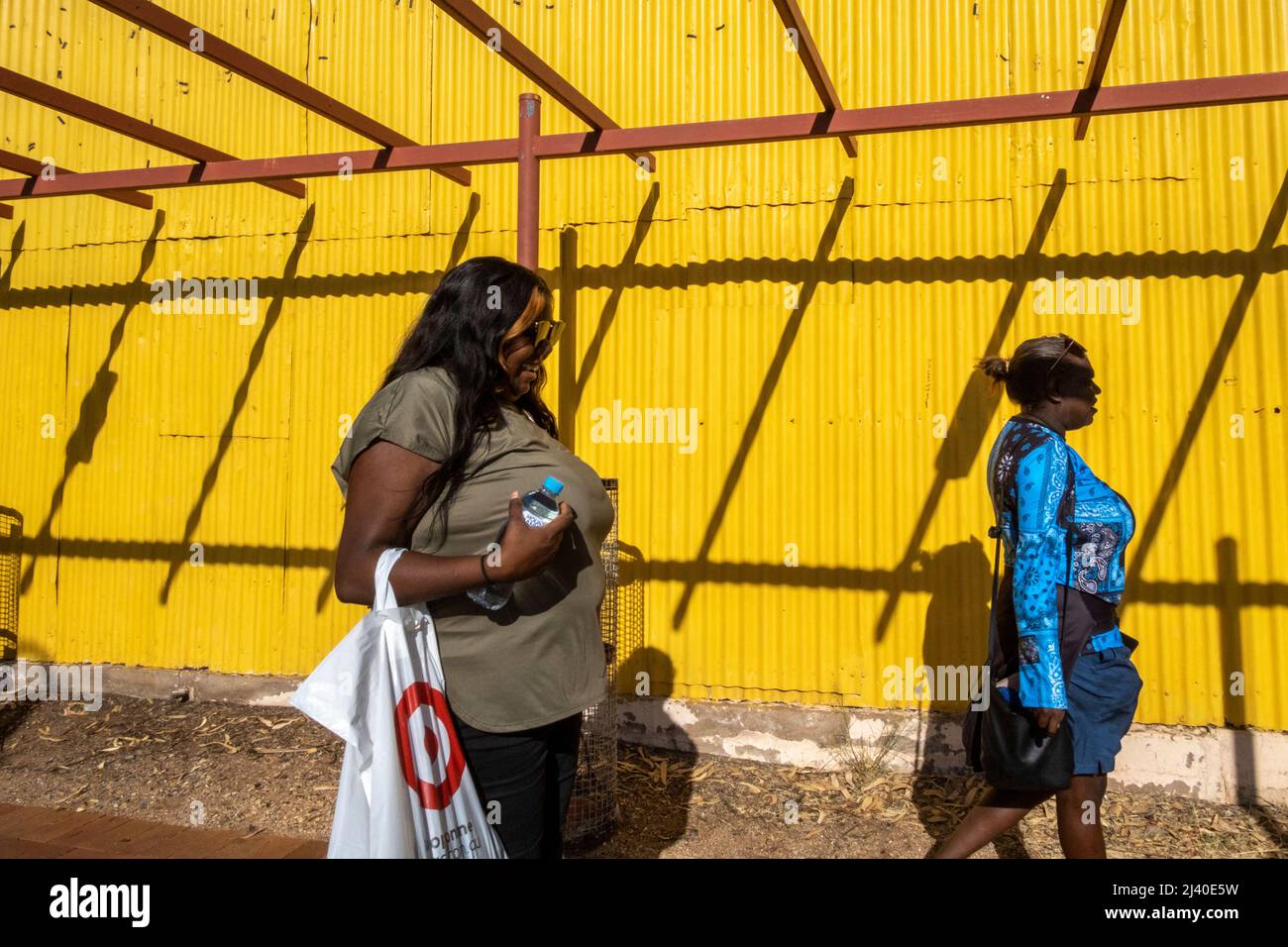 Donne aborigene nel centro di Alice Springs, Northern Territory, Australia Foto Stock