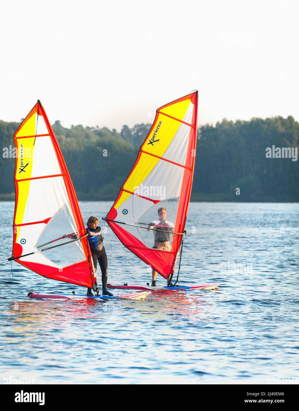 Krasnodar, Russia - 04 marzo 2022: Coppia di windsurf sul lago senza vento con l'abito Neilpryde Foto Stock