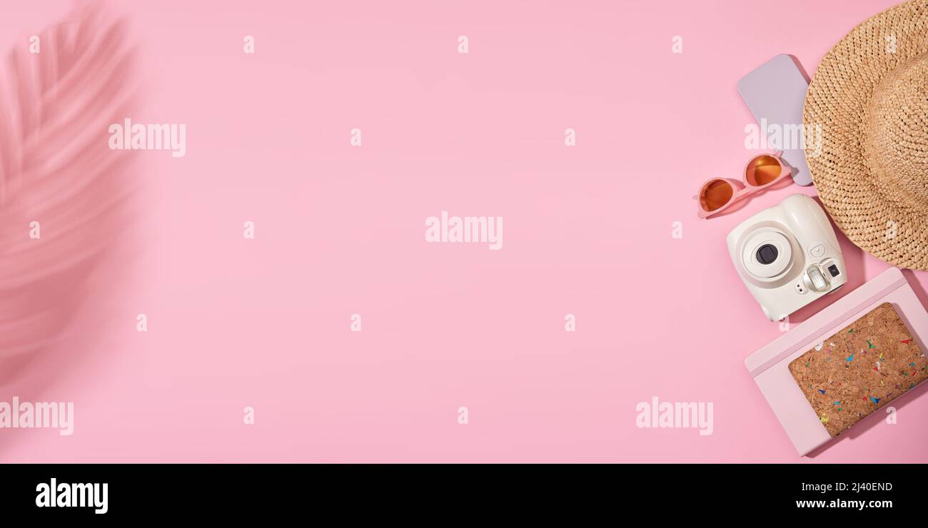 Viaggio a tema flatlay paglia cappello occhiali da sole fotocamera smartphone agenda planner pianta ombra e passaporto avventura impostare vista dall'alto su morbido e polveroso gossam Foto Stock