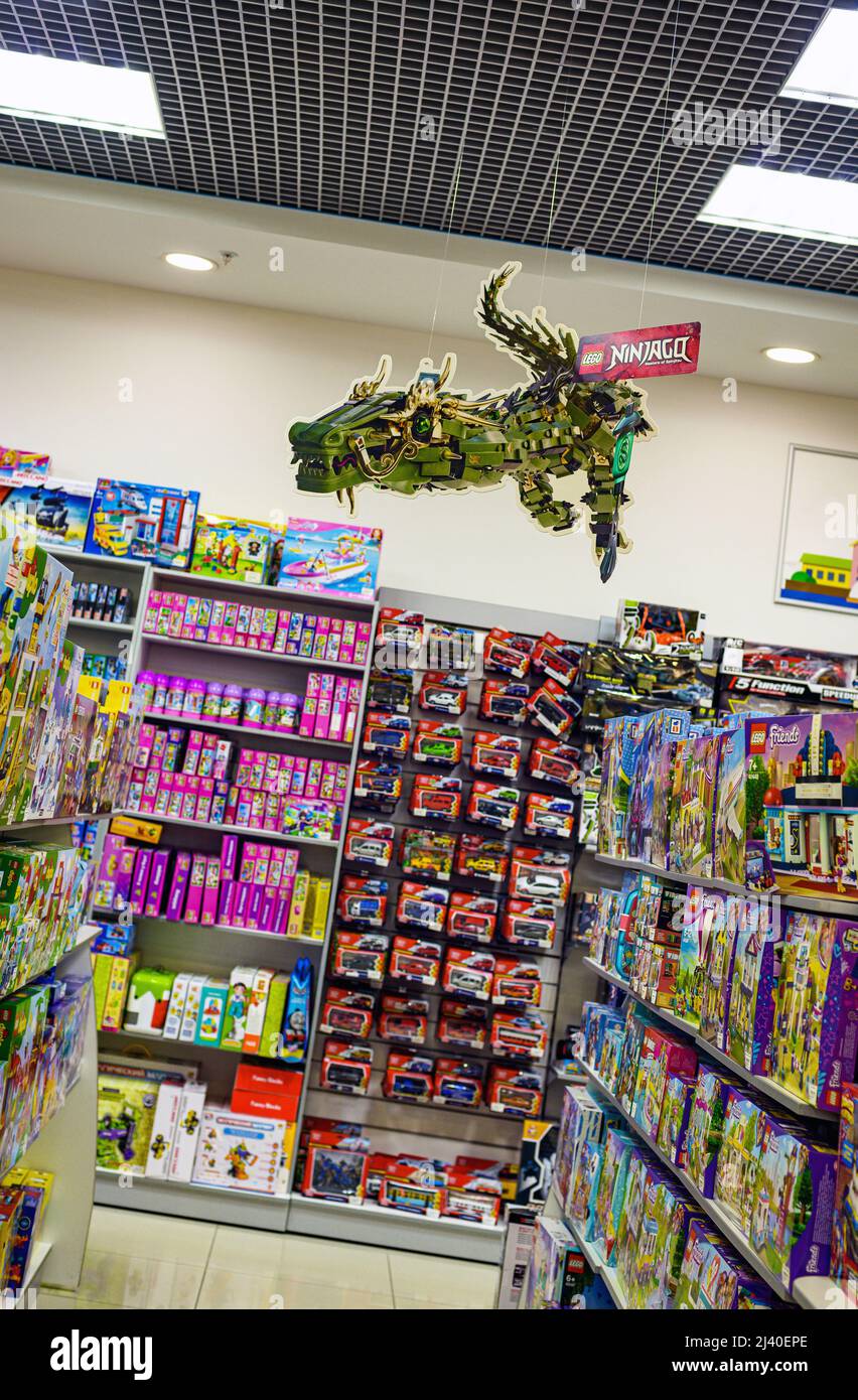 2021: Pubblicità decorativa LEGO Ninjago Dragon sospeso nel negozio di giocattoli LEGO Foto Stock