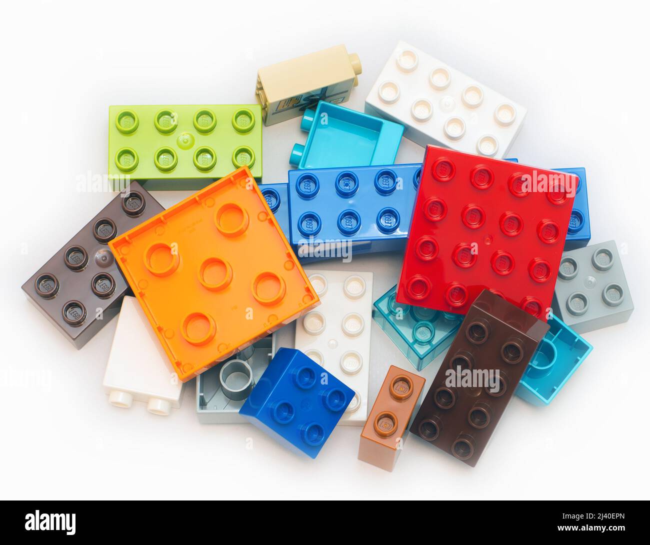2021: Mucchio di mattoni del costruttore Lego su bianco Foto Stock