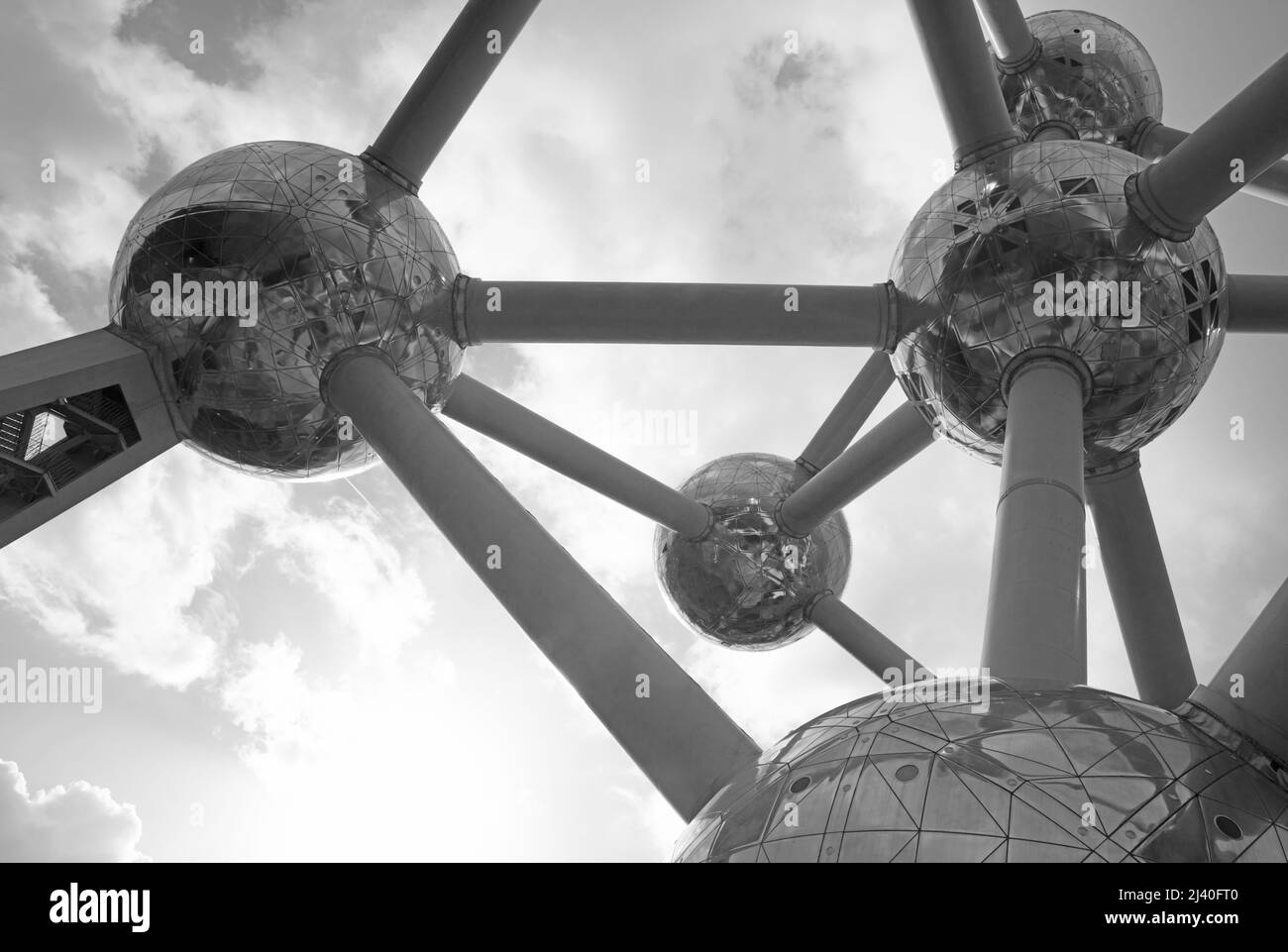 Primo piano del monumento Atomium a Bruxelles, Belgio, in una giornata grigia Foto Stock