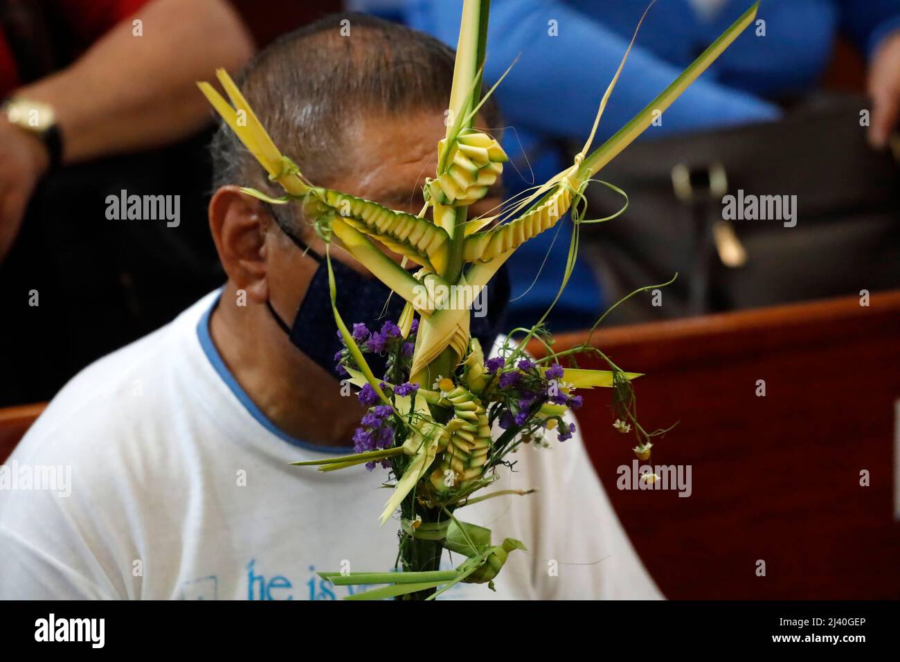 Non esclusiva: CITTÀ DEL MESSICO, MESSICO - Apr 10, 2022: I parrocchiani partecipano alla messa della Domenica delle Palme alla Cattedrale Metropolitana per benedire il loro arrang palma Foto Stock