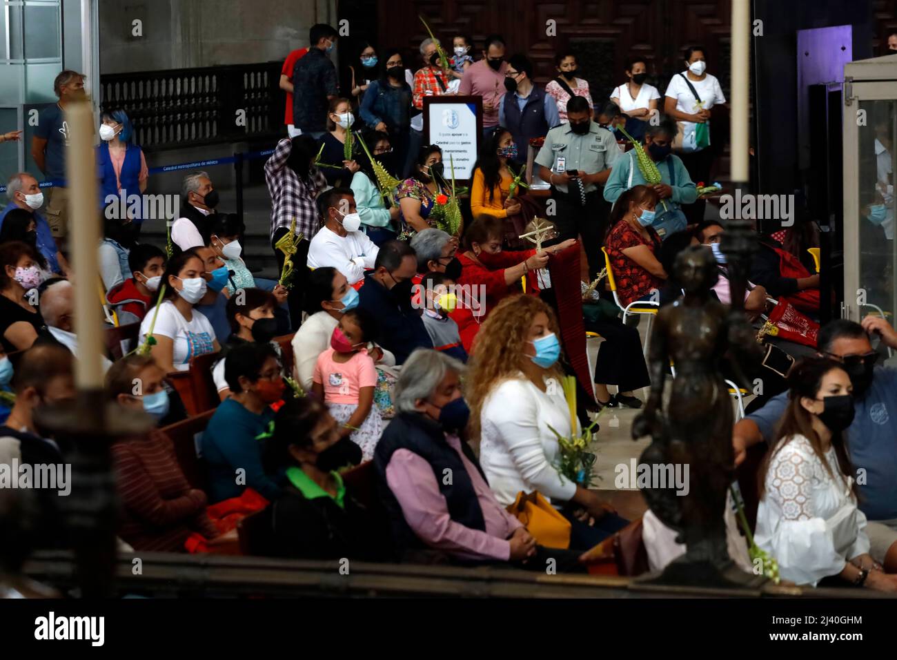 Non esclusiva: CITTÀ DEL MESSICO, MESSICO - Apr 10, 2022: I parrocchiani partecipano alla messa della Domenica delle Palme alla Cattedrale Metropolitana per benedire il loro arrang palma Foto Stock