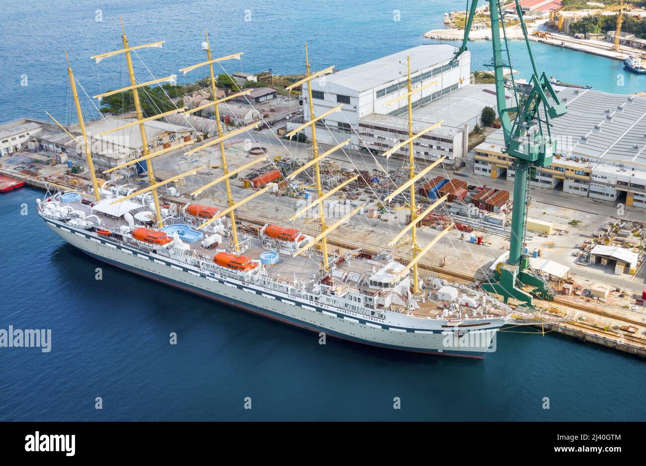 L’orizzonte d’oro, la più grande nave da crociera a vela del mondo (Tradewind Voyages), costruita come Clipper volante (Star Clippers) nel cantiere di Brodosple, Croazia Foto Stock