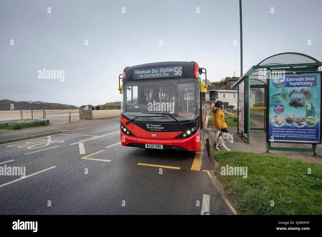 USO EDITORIALE SOLO Un passeggero disimbarca un autobus gestito dal Go-Ahead Group di Newquay, Cornovaglia, in quanto i prezzi dei biglietti sono abbassati in linea con un programma pilota sostenuto dal governo, intitolato "make Big Savings by Bus", che mira a convincere gli automobilisti a lasciare le loro auto a casa. Data di emissione: Lunedì 11 aprile 2022. Foto Stock